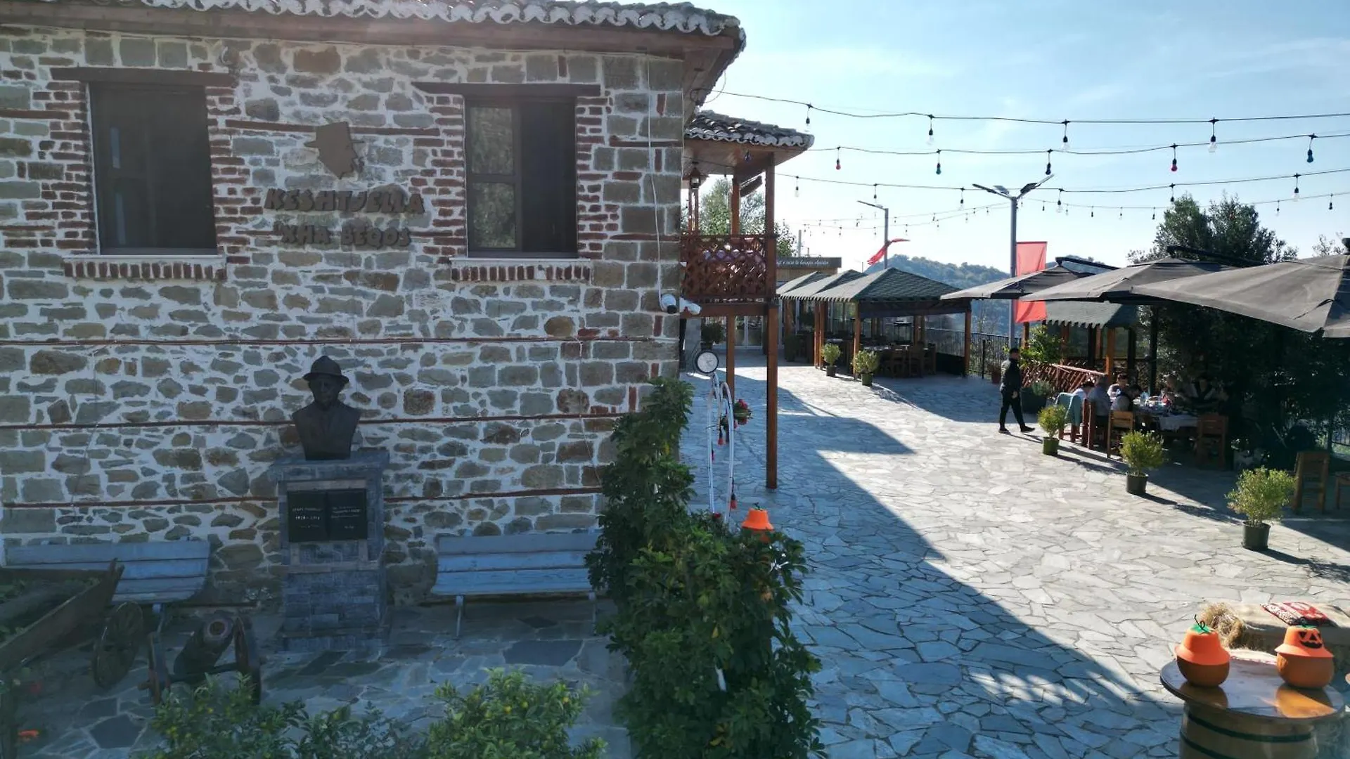 Keshtjella Xhabeqos Hotel Laknas